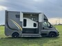 Peugeot Boxer Allure Sport Paardenwagen 2.2 HDI 165pk | FINANCIAL LEASE PRIJS INCL. AANBETALING & SLOTTERMIJN (ZIE TEKST) | 1640kg laadvermogen | 3-zitplaatsen | Trekhaak | Lederen bekleding | Navigatie | Climate | Videobewaking | Achteruitrijcamera