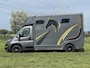 Peugeot Boxer Allure Sport Paardenwagen 2.2 HDI 165pk | FINANCIAL LEASE PRIJS INCL. AANBETALING & SLOTTERMIJN (ZIE TEKST) | 1640kg laadvermogen | 3-zitplaatsen | Trekhaak | Lederen bekleding | Navigatie | Climate | Videobewaking | Achteruitrijcamera
