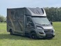 Peugeot Boxer Allure Sport Paardenwagen 2.2 HDI 165pk | FINANCIAL LEASE PRIJS INCL. AANBETALING & SLOTTERMIJN (ZIE TEKST) | 1640kg laadvermogen | 3-zitplaatsen | Trekhaak | Lederen bekleding | Navigatie | Climate | Videobewaking | Achteruitrijcamera