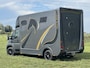 Peugeot Boxer Allure Sport Paardenwagen 2.2 HDI 165pk | FINANCIAL LEASE PRIJS INCL. AANBETALING & SLOTTERMIJN (ZIE TEKST) | 1640kg laadvermogen | 3-zitplaatsen | Trekhaak | Lederen bekleding | Navigatie | Climate | Videobewaking | Achteruitrijcamera