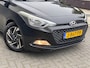 Hyundai i20 1.2 HP i-Motion/ luxe uitvoering/ 5drs/ 1e EIG/ dealeronderhouden/ 1jaar apk/ airco/ EL-ramen/ zeer nette auto.