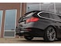BMW 3-Serie Touring 328i F31 Luxury-Line | 245 pk | Automaat | Dakraam | Leer | Trekhaak | Xenon | Head-up | Navi | Keyless entry | HiFi | Sportstuur | Cruise control | ➡️
