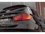 BMW 3-Serie Touring 328i F31 Luxury-Line | 245 pk | Automaat | Dakraam | Leer | Trekhaak | Xenon | Head-up | Navi | Keyless entry | HiFi | Sportstuur | Cruise control | ➡️