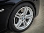 BMW 5-Serie Touring 530d M-Sport | PANO | STOEL VENT. & VERW. | CARBONSCHWARZ | TREKHAAK | HUD | ADAPTIVE CRUISE | FULL OPTION