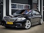 BMW 5-Serie Touring 530d M-Sport | PANO | STOEL VENT. & VERW. | CARBONSCHWARZ | TREKHAAK | HUD | ADAPTIVE CRUISE | FULL OPTION
