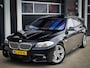 BMW 5-Serie Touring 530d M-Sport | PANO | STOEL VENT. & VERW. | CARBONSCHWARZ | TREKHAAK | HUD | ADAPTIVE CRUISE | FULL OPTION