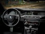 BMW 5-Serie Touring 530d M-Sport | PANO | STOEL VENT. & VERW. | CARBONSCHWARZ | TREKHAAK | HUD | ADAPTIVE CRUISE | FULL OPTION