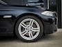 BMW 5-Serie Touring 530d M-Sport | PANO | STOEL VENT. & VERW. | CARBONSCHWARZ | TREKHAAK | HUD | ADAPTIVE CRUISE | FULL OPTION