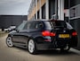 BMW 5-Serie Touring 530d M-Sport | PANO | STOEL VENT. & VERW. | CARBONSCHWARZ | TREKHAAK | HUD | ADAPTIVE CRUISE | FULL OPTION