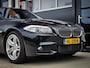 BMW 5-Serie Touring 530d M-Sport | PANO | STOEL VENT. & VERW. | CARBONSCHWARZ | TREKHAAK | HUD | ADAPTIVE CRUISE | FULL OPTION