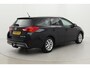 Toyota Auris Touring Sports 1.8 Hybrid Lease+ | Panoramadak | Trekhaak | Navigatie | Keyless | Stoelverwarming | Cruise Control | Clima | Parkeersensoren voor/achter | Camera | 16 inch | Bi-xenon | Bluetooth