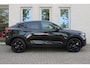 Volvo EC40 Single Motor Extended Range Ultra Black Ed. 82 kWh | Direct beschikbaar | Onyx Black Metallic | Harman Kardon audio | 360° camera | Elek. Bed. voorstoel met Memory | Verwarmbare voorstoelen | Verwarmbaar stuurwiel | Glazen dak |