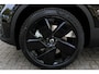 Volvo EC40 Single Motor Extended Range Ultra Black Ed. 82 kWh | Direct beschikbaar | Onyx Black Metallic | Harman Kardon audio | 360° camera | Elek. Bed. voorstoel met Memory | Verwarmbare voorstoelen | Verwarmbaar stuurwiel | Glazen dak |