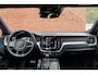 Volvo XC60 T5 AWD R-Design | Trekhaak Semi-Elektrisch | Adaptieve Bochtverlichting | Standkachel | Volvo On Call | Parkeercamera achter | Parkeersensoren Voor+Achter | Verwarmbare Voorstoelen | Apple Carplay/ Android Auto | Extra Getint Glas | CD-Speler |
