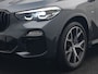 BMW X5 xDrive45e M Sport Plug In Hybrid 395pk Dealer O.H. PHEV | Trekhaak Af Fabriek | Panodak | Soft Close | Luchtvering | 360 Camera | Adaptive Cruise | Harman & Kardon | Lederen Comfortstoelen Memory & Verwarmd | Blis | M Sportstuur Verwarmd |