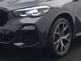 BMW X5 xDrive45e M Sport Plug In Hybrid 395pk Dealer O.H. PHEV | Trekhaak Af Fabriek | Panodak | Soft Close | Luchtvering | 360 Camera | Adaptive Cruise | Harman & Kardon | Lederen Comfortstoelen Memory & Verwarmd | Blis | M Sportstuur Verwarmd |