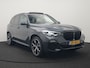 BMW X5 xDrive45e M Sport Plug In Hybrid 395pk Dealer O.H. PHEV | Trekhaak Af Fabriek | Panodak | Soft Close | Luchtvering | 360 Camera | Adaptive Cruise | Harman & Kardon | Lederen Comfortstoelen Memory & Verwarmd | Blis | M Sportstuur Verwarmd |