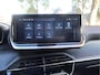 Peugeot 208 1.2 Benzine 100 Pk. * Allure Selenium * Navigatie * Draadloss Apple Carplay / Android Auto * Voor- en Achter Parkeer Sensoren * Climate & Cruise Control *1/2 Leder Interieur * Vingerhoets; Vierde Generatie Eersteklas Service !