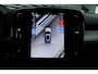 Volvo XC40 B3 Automaat Essential Edition | Verwarmbare voorstoelen | Verwarmbaar stuurwiel | Premium audio by Harman Kardon | Panoramadak | Rondom zichtcamera | 18 inch Lichtmetalen velgen | Alarmklasse 3