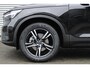 Volvo XC40 B3 Automaat Essential Edition | Verwarmbare voorstoelen | Verwarmbaar stuurwiel | Premium audio by Harman Kardon | Panoramadak | Rondom zichtcamera | 18 inch Lichtmetalen velgen | Alarmklasse 3