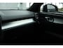 Volvo XC40 B3 Automaat Essential Edition | Verwarmbare voorstoelen | Verwarmbaar stuurwiel | Premium audio by Harman Kardon | Panoramadak | Rondom zichtcamera | 18 inch Lichtmetalen velgen | Alarmklasse 3