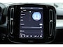 Volvo XC40 B3 Automaat Essential Edition | Verwarmbare voorstoelen | Verwarmbaar stuurwiel | Premium audio by Harman Kardon | Panoramadak | Rondom zichtcamera | 18 inch Lichtmetalen velgen | Alarmklasse 3