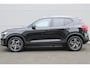 Volvo XC40 B3 Automaat Essential Edition | Verwarmbare voorstoelen | Verwarmbaar stuurwiel | Premium audio by Harman Kardon | Panoramadak | Rondom zichtcamera | 18 inch Lichtmetalen velgen | Alarmklasse 3