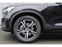 Volvo XC40 B3 Automaat Essential Edition | Verwarmbare voorstoelen | Verwarmbaar stuurwiel | Premium audio by Harman Kardon | Panoramadak | Rondom zichtcamera | 18 inch Lichtmetalen velgen | Alarmklasse 3