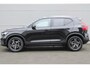 Volvo XC40 B3 Automaat Essential Edition | Verwarmbare voorstoelen | Verwarmbaar stuurwiel | Premium audio by Harman Kardon | Panoramadak | Rondom zichtcamera | 18 inch Lichtmetalen velgen | Alarmklasse 3
