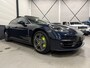 Porsche Panamera Sport Turismo 2.9 4 E-Hybrid Platinum Edition PANO/PDLS+-LED/LUCHTVERING/SPORT-CHRONO/SOFT-CLOSE/ACC/VENTILATIE+MEMORY/HEAD-UP/SFEER/SPORTUITLATEN/MIDNIGHT-BLUE METALLIC/VOLLEDIG PORSCHE DEALER HISTORIE/BTW-AUTO