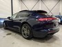 Porsche Panamera Sport Turismo 2.9 4 E-Hybrid Platinum Edition PANO/PDLS+-LED/LUCHTVERING/SPORT-CHRONO/SOFT-CLOSE/ACC/VENTILATIE+MEMORY/HEAD-UP/SFEER/SPORTUITLATEN/MIDNIGHT-BLUE METALLIC/VOLLEDIG PORSCHE DEALER HISTORIE/BTW-AUTO