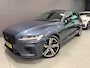 Volvo V60 2.0 T8 Twin Engine AWD R-Design PANO/DAB/H-KARDON/M-STOELEN/LEDER///