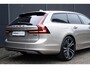 Volvo V90 T6 Automaat Plug-in hybrid AWD Ultra Dark | Luchtvering| Nappa Leder interieur|Massagefunctie in voorstoelen| Interieur Voorverwarming| Premium Audio by Harman en Kardon| Rondomzicht Camera| Head up display| Semi electrische Trekhaak.