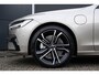 Volvo V90 T6 Automaat Plug-in hybrid AWD Ultra Dark | Luchtvering| Nappa Leder interieur|Massagefunctie in voorstoelen| Interieur Voorverwarming| Premium Audio by Harman en Kardon| Rondomzicht Camera| Head up display| Semi electrische Trekhaak.