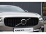 Volvo V90 T6 Automaat Plug-in hybrid AWD Ultra Dark | Luchtvering| Nappa Leder interieur|Massagefunctie in voorstoelen| Interieur Voorverwarming| Premium Audio by Harman en Kardon| Rondomzicht Camera| Head up display| Semi electrische Trekhaak.