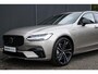 Volvo V90 T6 Automaat Plug-in hybrid AWD Ultra Dark | Luchtvering| Nappa Leder interieur|Massagefunctie in voorstoelen| Interieur Voorverwarming| Premium Audio by Harman en Kardon| Rondomzicht Camera| Head up display| Semi electrische Trekhaak.