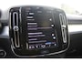 Volvo XC40 B4 Plus Dark | Verwarmbare Voorstoelen en Stuurwiel | Semi-Elektrische Trekhaak | Verwarmbare Voorruit | Premium Audio by Harman Kardon | Adaptieve Cruise Control | Park Assist