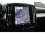 Volvo XC40 B4 Plus Dark | Verwarmbare Voorstoelen en Stuurwiel | Semi-Elektrische Trekhaak | Verwarmbare Voorruit | Premium Audio by Harman Kardon | Adaptieve Cruise Control | Park Assist
