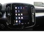 Volvo XC40 B4 Plus Dark | Verwarmbare Voorstoelen en Stuurwiel | Semi-Elektrische Trekhaak | Verwarmbare Voorruit | Premium Audio by Harman Kardon | Adaptieve Cruise Control | Park Assist