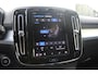 Volvo XC40 B4 Plus Dark | Verwarmbare Voorstoelen en Stuurwiel | Semi-Elektrische Trekhaak | Verwarmbare Voorruit | Premium Audio by Harman Kardon | Adaptieve Cruise Control | Park Assist