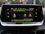 Peugeot 2008 130 Pk Benzine * Luxe Allure * 3D-Instrumentenpaneel * Stoelverwarming * Adaptive Cruise Control * Trekhaak * Keyless Start Button * Apple Car Play / Androed Auto Achteruitrij Camera + Parkeersensoren Voor- en Achterzijde  Vingerhoets; Vierde Generatie Eersteklas Service !