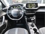 Peugeot 2008 130 Pk Benzine * Luxe Allure * 3D-Instrumentenpaneel * Stoelverwarming * Adaptive Cruise Control * Trekhaak * Keyless Start Button * Apple Car Play / Androed Auto Achteruitrij Camera + Parkeersensoren Voor- en Achterzijde  Vingerhoets; Vierde Generatie Eersteklas Service !