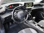 Peugeot 2008 130 Pk Benzine * Luxe Allure * 3D-Instrumentenpaneel * Stoelverwarming * Adaptive Cruise Control * Trekhaak * Keyless Start Button * Apple Car Play / Androed Auto Achteruitrij Camera + Parkeersensoren Voor- en Achterzijde  Vingerhoets; Vierde Generatie Eersteklas Service !