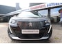 Peugeot 2008 130 Pk Benzine * Luxe Allure * 3D-Instrumentenpaneel * Stoelverwarming * Adaptive Cruise Control * Trekhaak * Keyless Start Button * Apple Car Play / Androed Auto Achteruitrij Camera + Parkeersensoren Voor- en Achterzijde  Vingerhoets; Vierde Generatie Eersteklas Service !