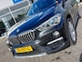 BMW X1 sDrive20i 192pk Automaat Centennial High Executive Sport-Line | Navi | Clima | Cruise | Leder+Stoelverwarming | Head-Up | Keyless Entry | Led Koplampen | Pdc V+A+Assist+Camera | Privacy Glass