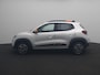 Dacia Spring Comfort Plus 27 kWh | DC Lader max 30 kW | Haaievin antenne | Airco | Navigatie | Sensoren v+a en achteruitrijcamera | extra getinte ruiten | Metaalkleur |