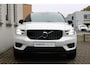 Volvo XC40 T5 Automaat Recharge R-Design | Premium Audio by Harman en Kardon|Interieur Voorverwarming| Electrisch bedienbare Voorstoelen|Semi electrische Trekhaak| Adaptieve Cruise Control| Blind spot | Verwarmbare Voorstoelen.