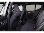 Volvo EX40 Performance Ultra Black Edition 82 kWh - Panorama/schuifdak - IntelliSafe Assist & Surround - 360º Camera - Verwarmde voorstoelen, stuur & achterbank - Parkeersensoren voor & achter - Elektr. bedienb. voorstoelen met geheugen links - Draadloze tel. lader - Warmtepomp - Extra getint glas - 20' LMV