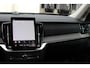 Volvo XC90 T8 Plug-in hybrid AWD Ultra Bright | Verwarmbare voorstoelen | Ventileerbare voorstoelen | Massagefunctie voorstoelen | Verwarmbaar stuurwiel | Verwarmbare achterbank | Premium Audio by Bowers & Wilkins | Luchtvering | Panoramadak | Rondom zichtcamera | 21 inch Lichtmetalen velgen | Semi elektrische trekhaak