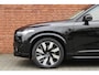 Volvo XC90 T8 AWD AUT8 Ultra Dark | Verwarmbare voorstoelen | Verwarmbaar stuurwiel | Massagefunctie voorstoelen | Ventileerbare voorstoelen | Verwarmbare achterbank | Premium audio by Bowers & Wilkins | Luchtvering | Panoramadak | Rondom zichtcamera | 21" Lichtmetalen velgen